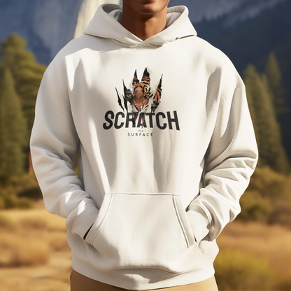 Clean white graphic hoodie focusing on the detailed Scratch the surface urban artwork. — Καθαρό λευκό graphic hoodie με έμφαση στη λεπτομερή αστική εικονογράφηση Scratch the surface