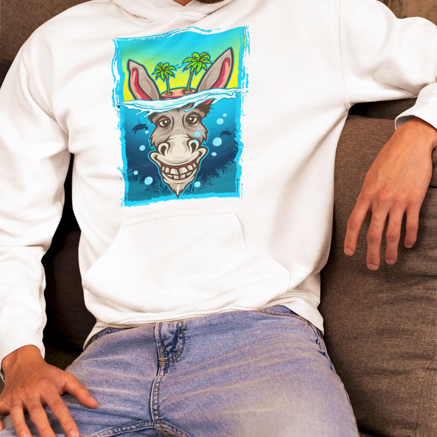 Clean white hoodie with cartoon art – Καθαρό λευκό hoodie με αστείο καρτουνίστικο σχέδιο γαιδάρου