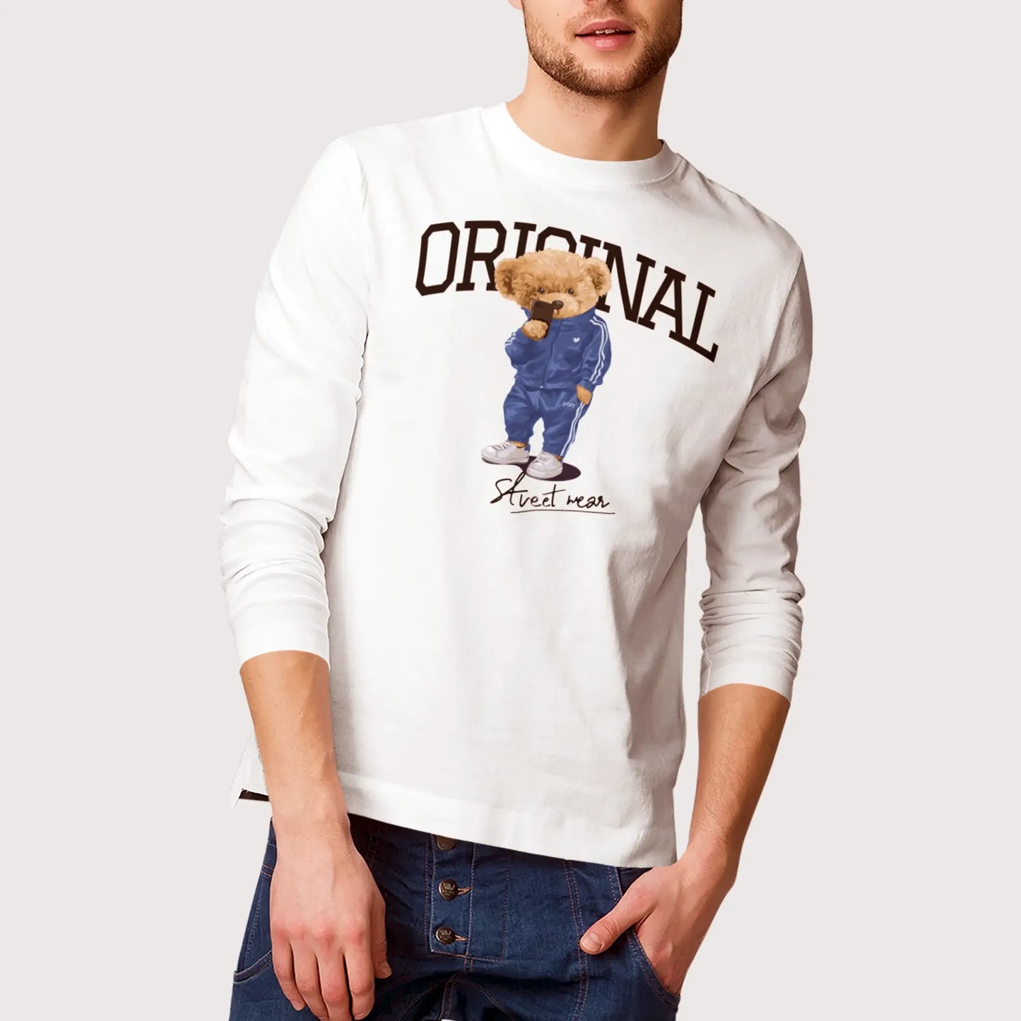 Clean white long sleeve featuring urban teddy design – Καθαρό λευκό μακρυμάνικο με σχέδιο αστικού αρκούδου