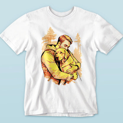 Clean white shirt with soulful graphic of dog and man embraced under pine silhouettes – Λευκή μπλούζα με συγκινητικό γραφικό αγκαλιάς σκύλου και άντρα με φόντο πεύκα.