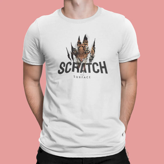 Clean white tee featuring the Scratch the surface slogan and texture design. — Καθαρό λευκό t-shirt που φέρει το σλόγκαν Scratch the surface και το σχέδιο υφής_result