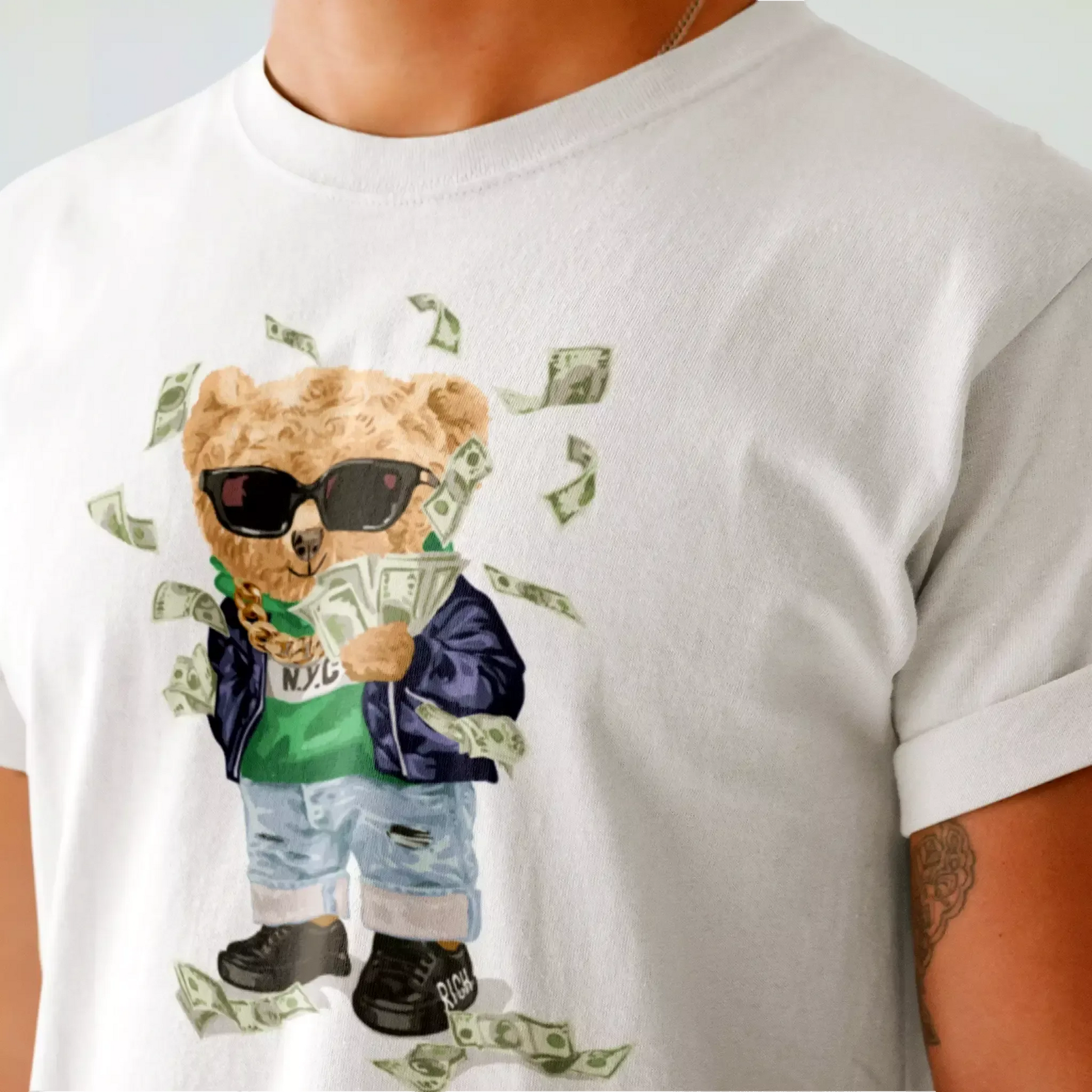 Clean white tee showcasing a flashy teddy spraying cash with luxury attitude – λευκό μπλουζάκι με flashy αρκούδο που πετά χρήματα και πολυτελή διάθεση