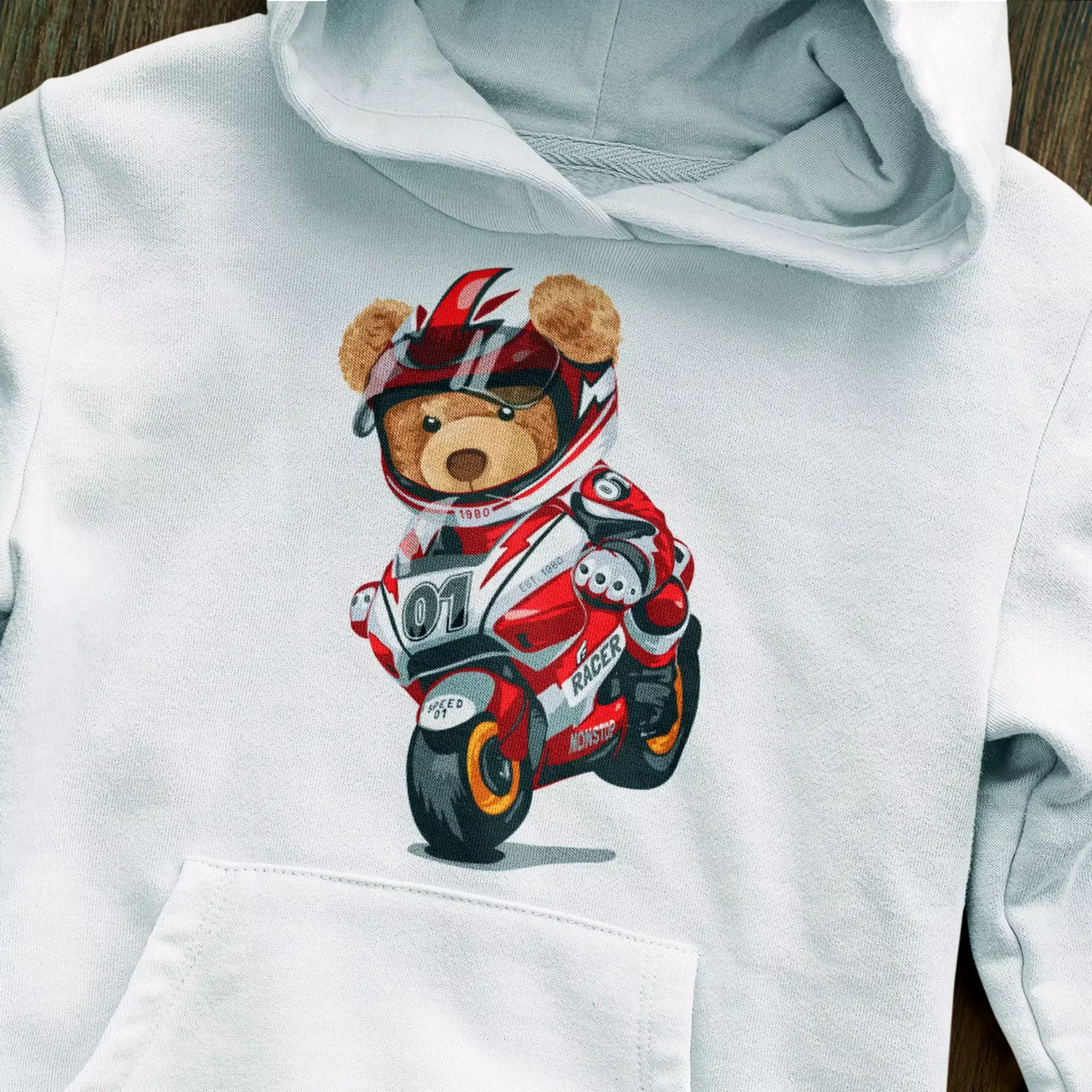 Close-up of Racer Teddy print on white hoodie – Κοντινό του σχεδίου Racer Teddy σε λευκό hoodie.