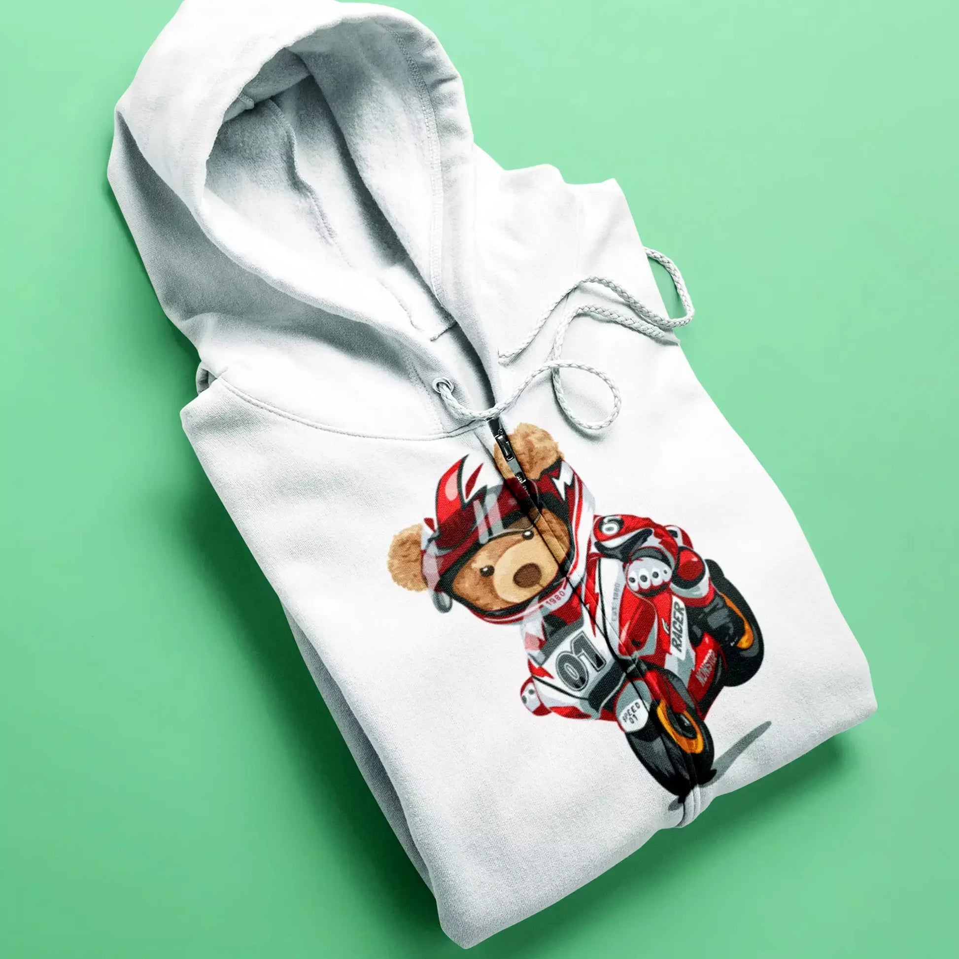 Close-up of Racer Teddy print on white zip-up hoodie – Κοντινό του σχεδίου Racer Teddy σε λευκή ζακέτα με κουκούλα και φερμουάρ.