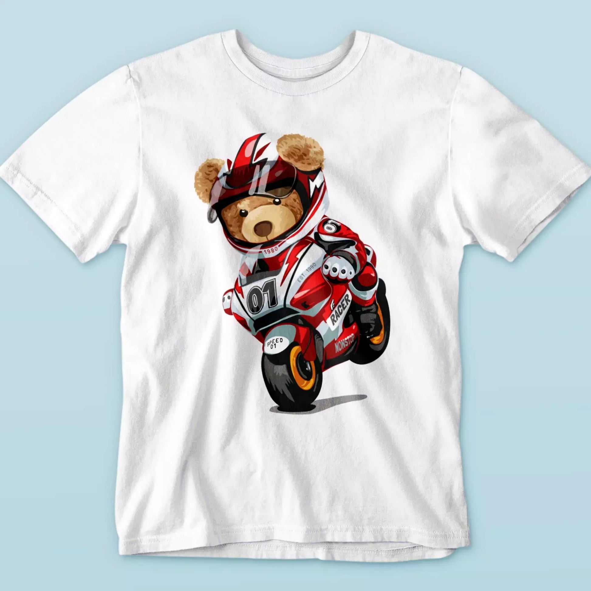 Close-up of the racer teddy graphic on a white tee – Κοντινό του σχεδίου αρκουδάκι οδηγός σε λευκή μπλούζα.