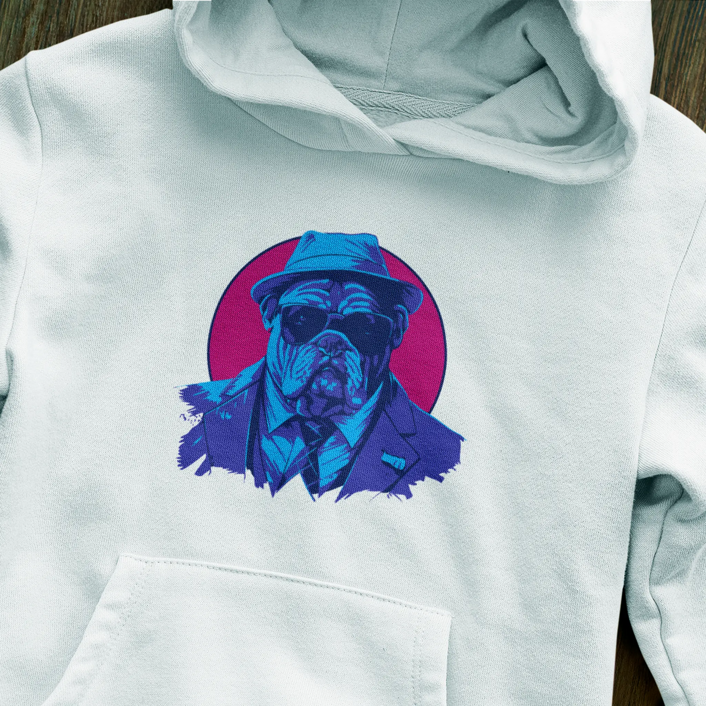 Color-rich gangster bulldog stands out sharply on white hoodie – Πλούσιο σε χρώματα μπουλντόγκ-γκάνγκστερ ξεχωρίζει έντονα στο λευκό hoodie