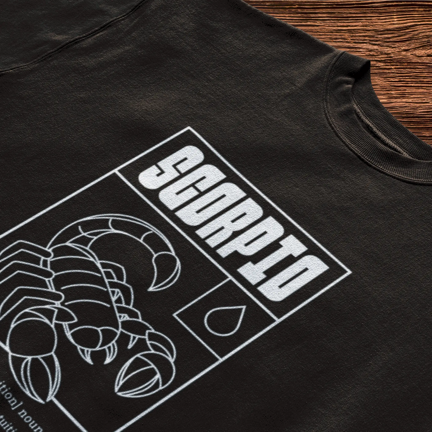 Comfortable black cotton Scorpio tee with enigmatic design perfect for intuitive astrology lovers - Άνετο μαύρο βαμβακερό μπλουζάκι σκορπιού με αινιγματικό σχέδιο ιδανικό για διαισθητικούς λάτρες της αστρολογίας