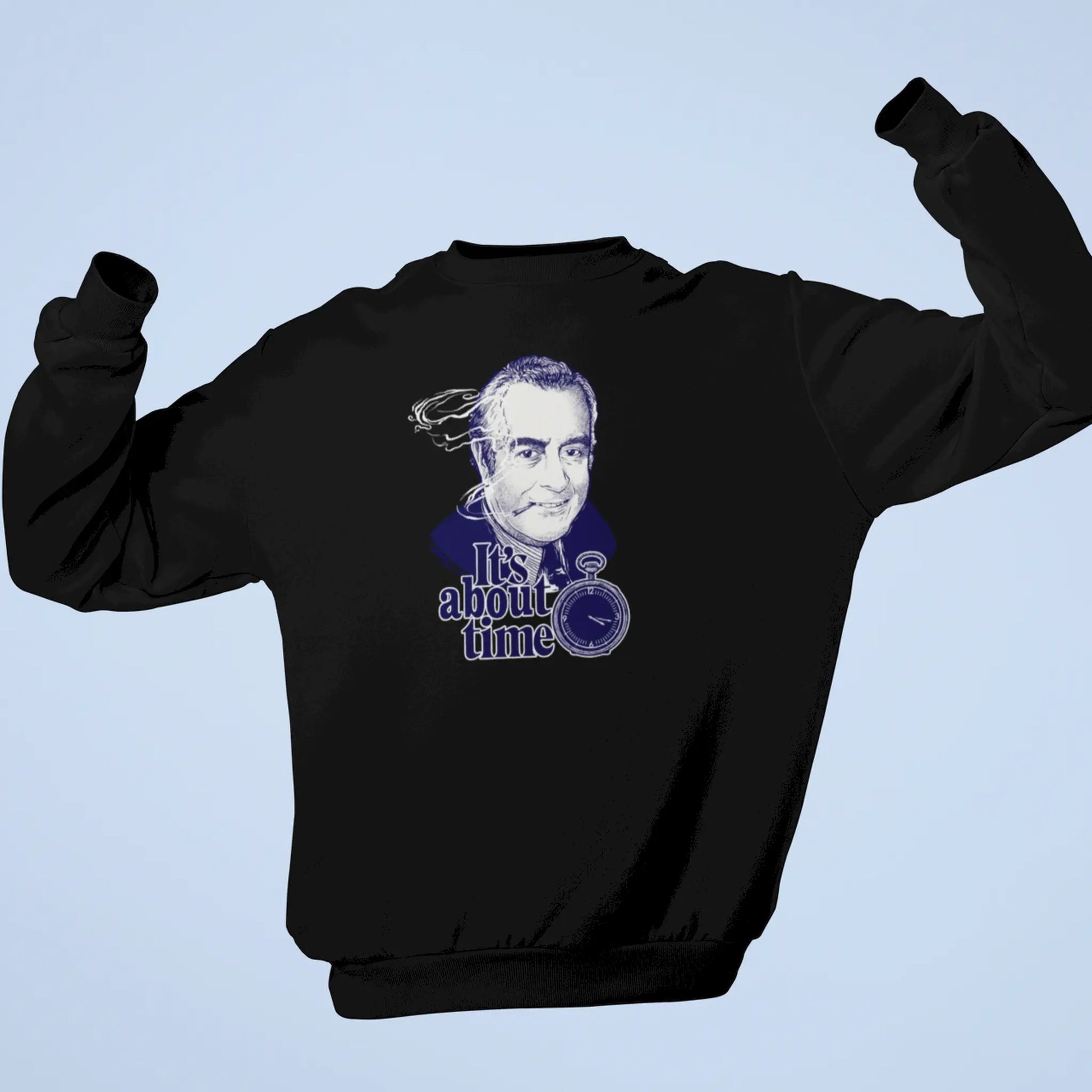 Comfortable black crewneck sweatshirt featuring a witty vintage graphic print. — Άνετο μαύρο φούτερ λαιμόκοψη που φέρει ένα έξυπνο vintage διακοσμητικό τύπωμα