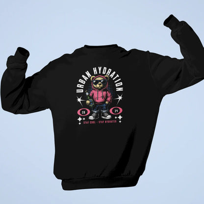 Comfortable black crewneck sweatshirt with the Urban Hydration Bear graphic print. — Άνετο μαύρο φούτερ λαιμόκοψη με το γραφικό τύπωμα του Urban Hydration Bear
