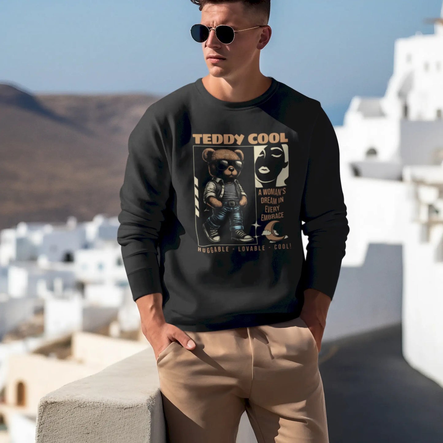 Comfortable black crewneck sweatshirt with the prominent cool teddy bear graphic design. — Άνετο μαύρο φούτερ λαιμόκοψη με το εμφανές γραφικό σχέδιο με το cool αρκουδάκι.