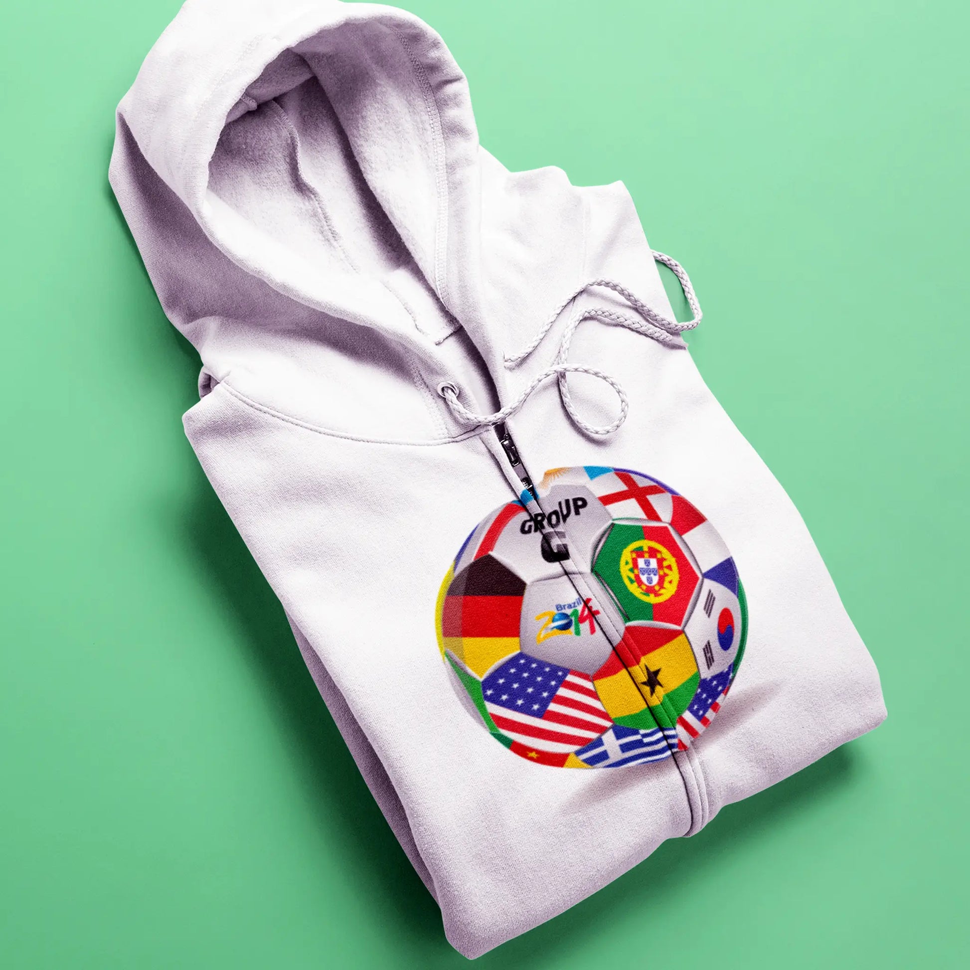 Comfortable hoodie with nostalgic nod to Brazil 2014. | Άνετη κουκούλα με νοσταλγική αναφορά στη Βραζιλία 2014.