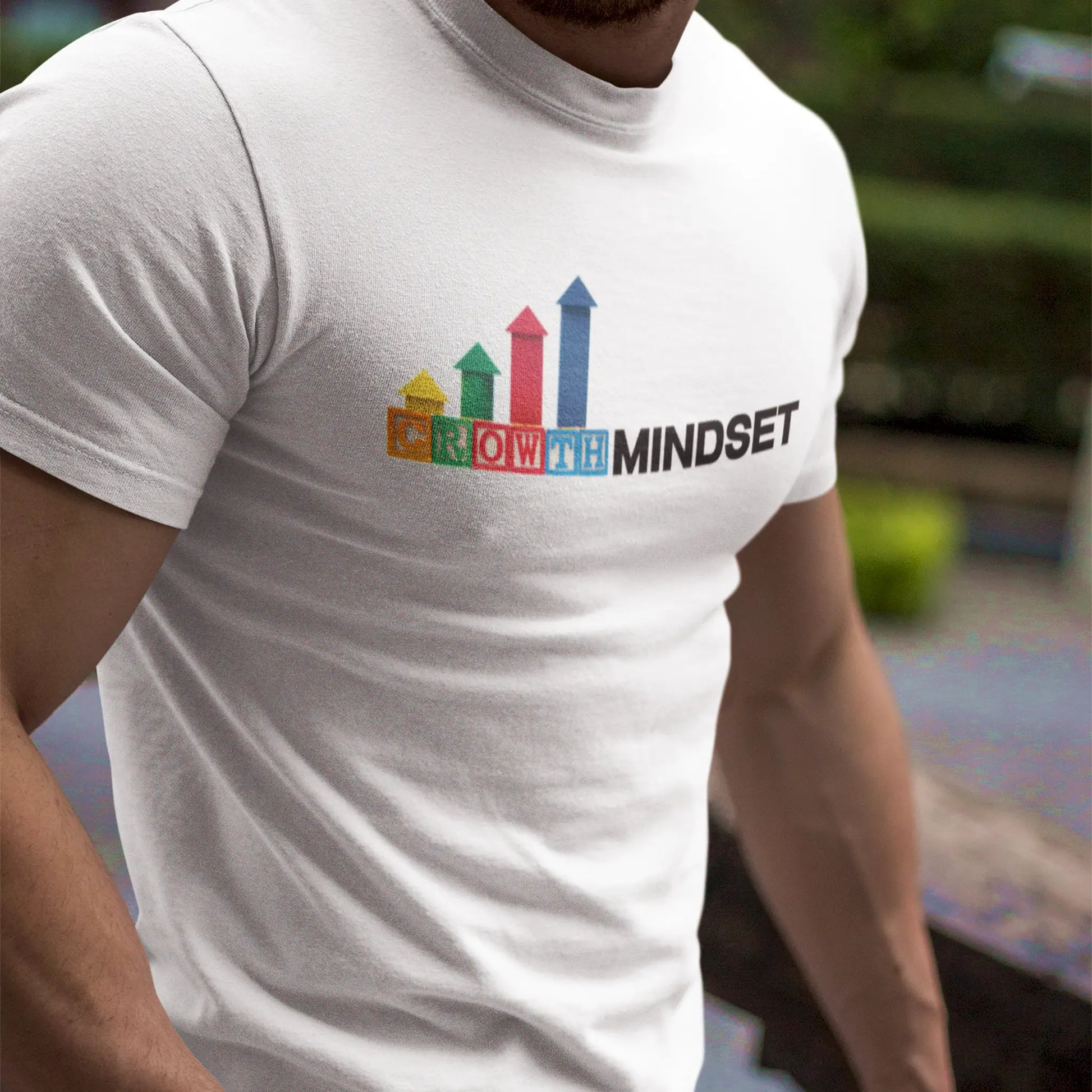 Confident model in white t-shirt with motivational 'Growth Mindset' print – Άτομο με αυτοπεποίθηση σε λευκό μπλουζάκι με εμπνευσμένο τύπωμα 'Growth Mindset'