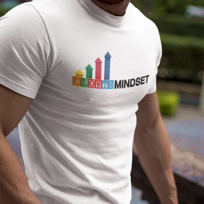 Confident model in white t-shirt with motivational 'Growth Mindset' print – Άτομο με αυτοπεποίθηση σε λευκό μπλουζάκι με εμπνευσμένο τύπωμα 'Growth Mindset'