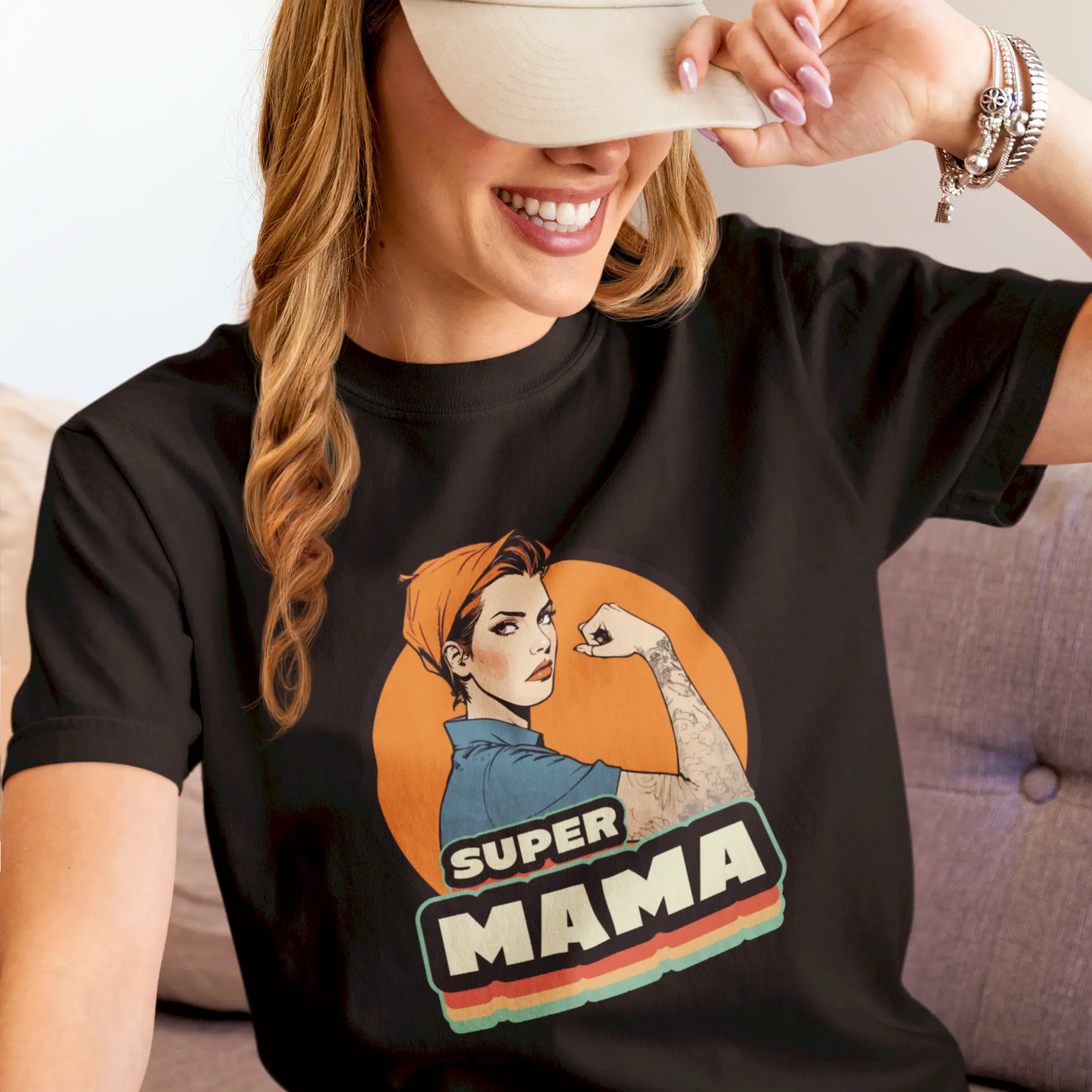 Confident woman flexing bicep on black cotton tee showcasing empowering motherhood illustration - Δυναμική γυναίκα που δείχνει τη δύναμή της σε μαύρο βαμβακερό μπλουζάκι με ενδυναμωτική απεικόνιση μητρότητας