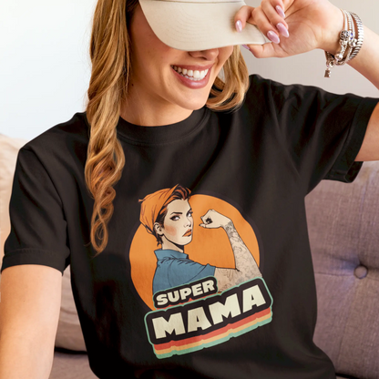 Confident woman flexing bicep on black cotton tee showcasing empowering motherhood illustration - Δυναμική γυναίκα που δείχνει τη δύναμή της σε μαύρο βαμβακερό μπλουζάκι με ενδυναμωτική απεικόνιση μητρότητας