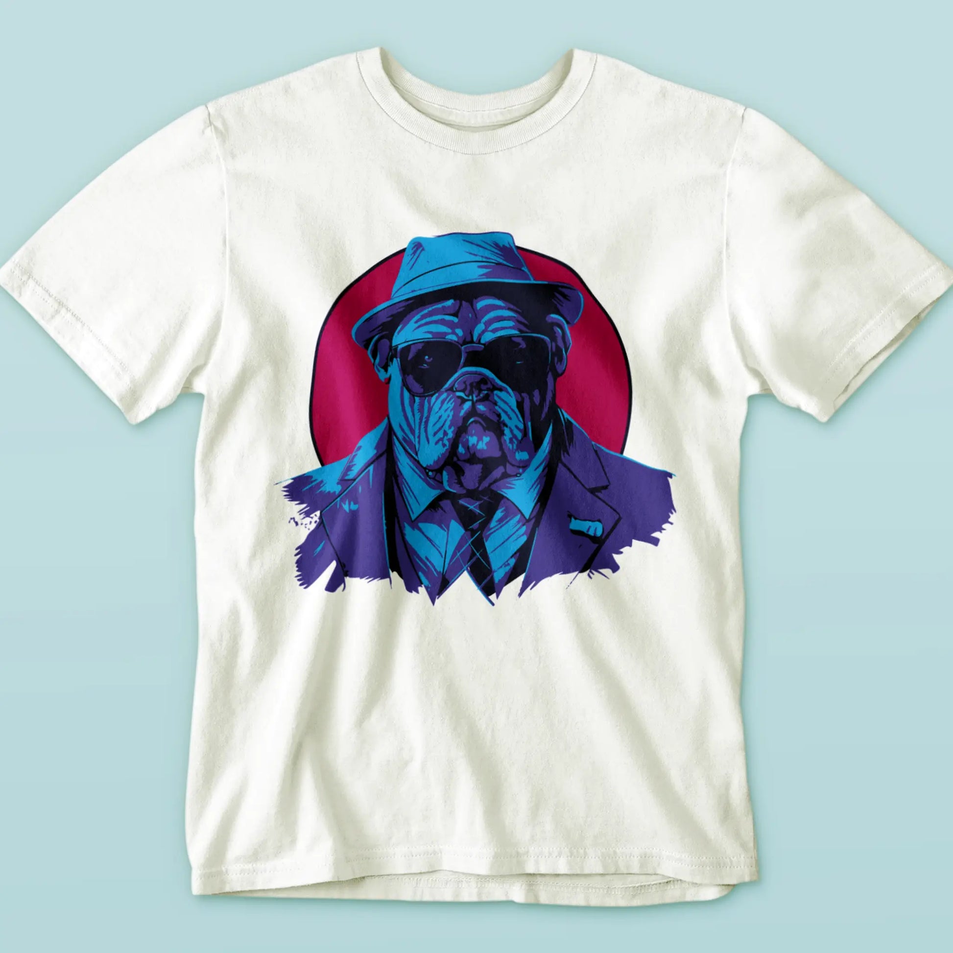 Cool bulldog with fedora hat and suit pops on white t-shirt – Δροσερό μπουλντόγκ με καπέλο και κουστούμι αναδεικνύεται στο λευκό μπλουζάκι