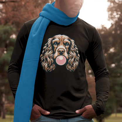 Cool spaniel blows pink bubblegum with style on black long sleeve shirt. Ο cool σπάνιελ φουσκώνει ροζ τσίχλα με στυλ σε μαύρη μακρυμάνικη μπλούζα