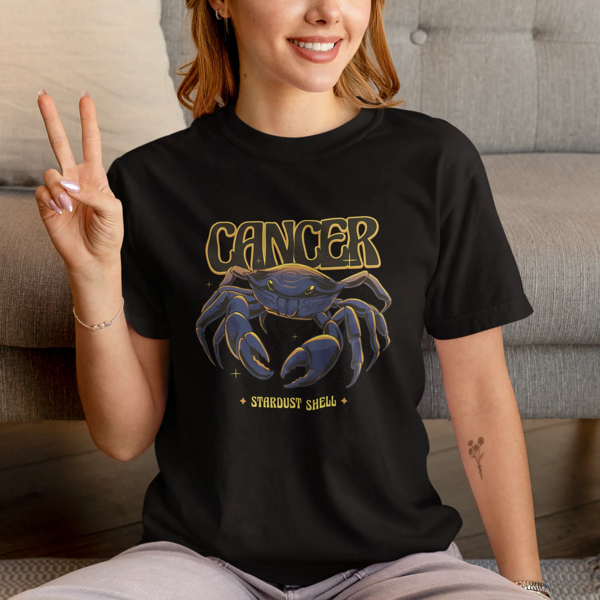 Cosmic Cancer sign black t-shirt featuring glowing crab artwork | Μαύρο t-shirt με το ζώδιο Καρκίνος και φωτεινό καβούρι κοσμικής τέχνης