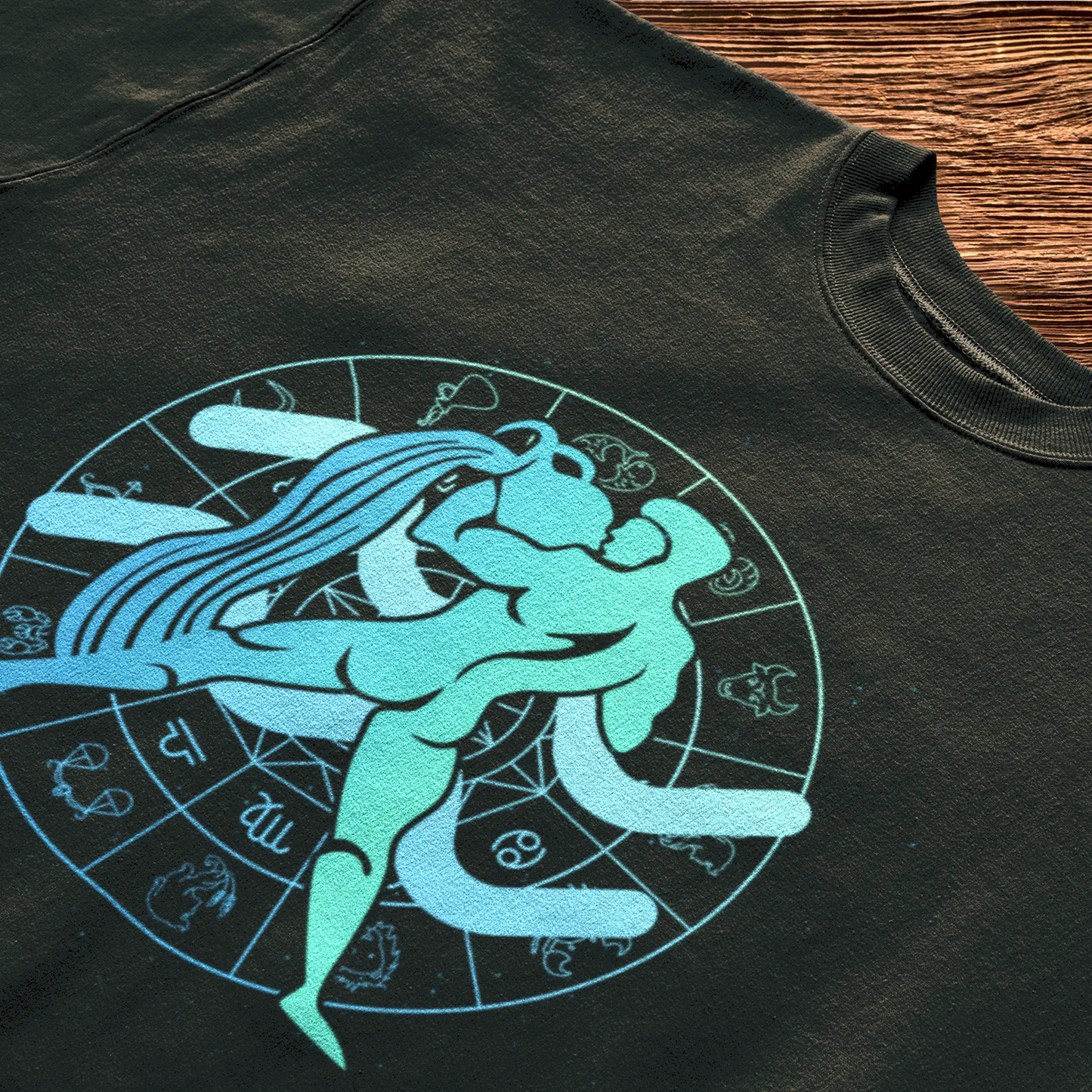 Cosmic black Aquarius black tee with celestial vibes – Μαύρη μπλούζα Υδροχόος με κοσμική ατμόσφαιρα που σε κάνει να ξεχωρίζεις