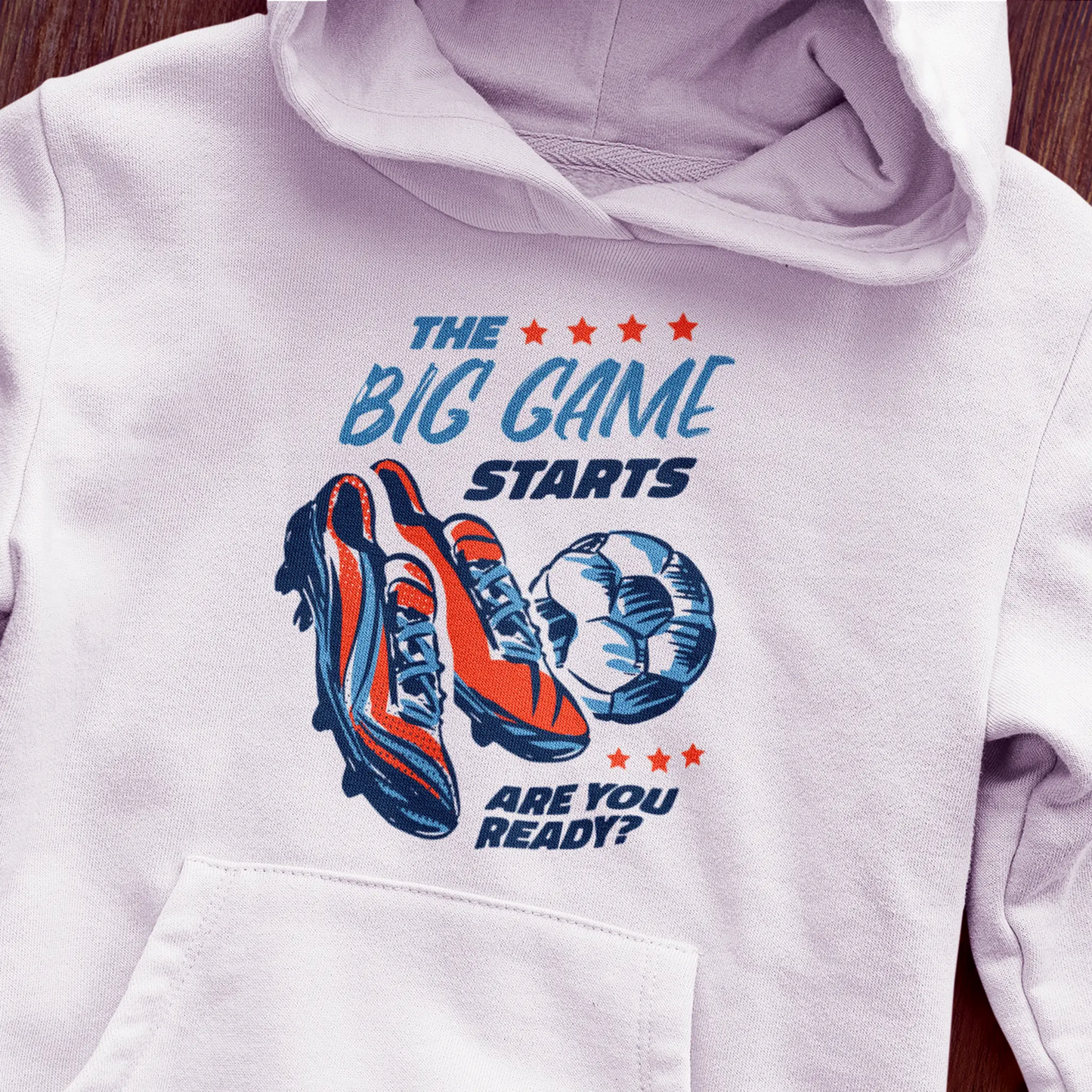 Cozy and bold, this white hoodie features a vibrant soccer badge for active streetwear lovers. - Ζεστό και τολμηρό, αυτό το λευκό hoodie φέρει ένα ζωντανό ποδοσφαιρικό έμβλημα για lovers του streetwear.