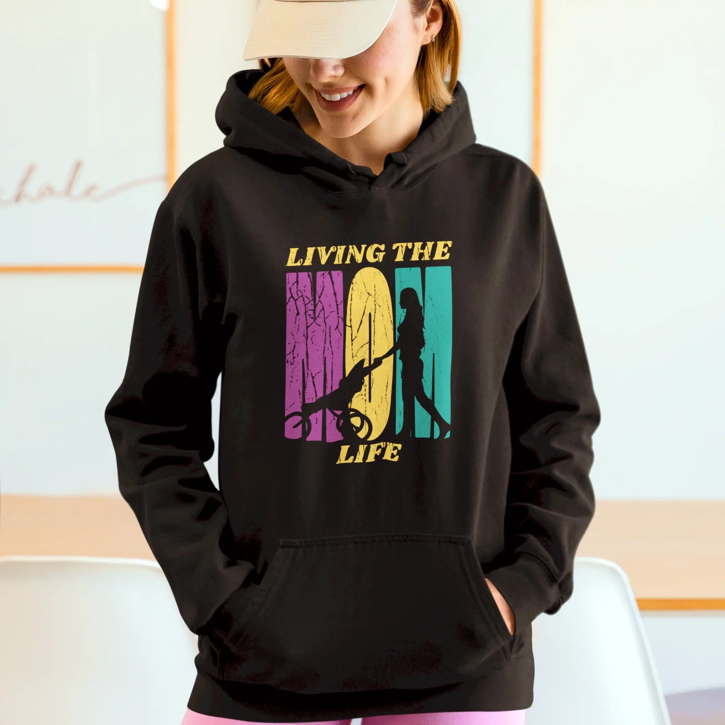 Cozy black hoodie for new moms enjoying park time with baby / Άνετο μαύρο hoodie για νέες μαμάδες που απολαμβάνουν χρόνο στο πάρκο με μωρό