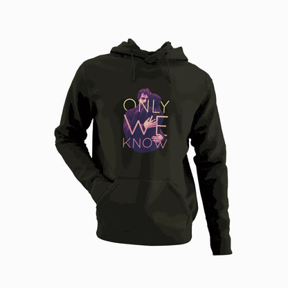 Cozy black hoodie showcasing emotional depth only devoted partners can truly comprehend - Ζεστό μαύρο φούτερ κουκούλα που δείχνει συναισθηματικό βάθος που μόνο αφοσιωμένοι σύντροφοι καταλαβαίνουν