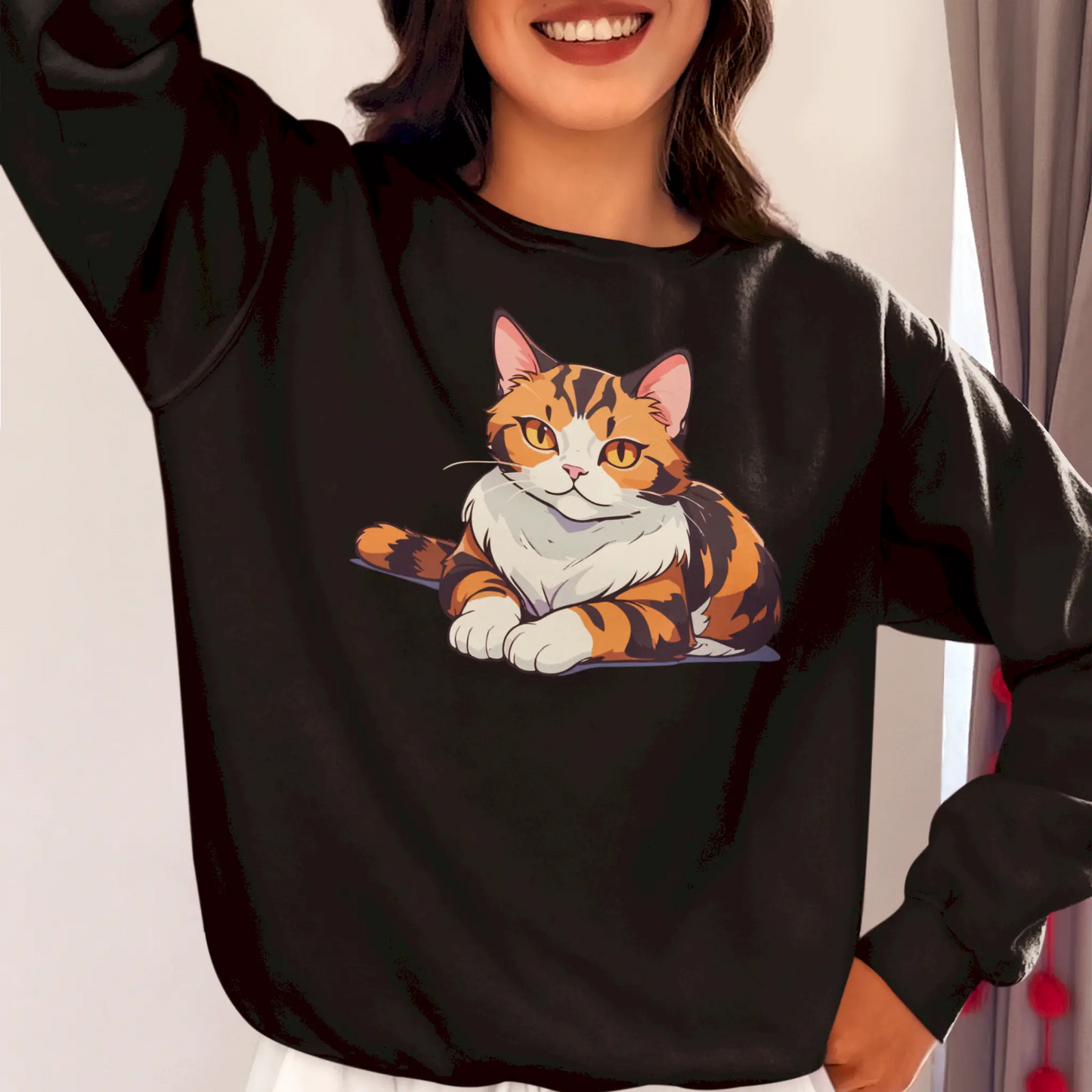 Cozy calico cat makes this black sweatshirt feel like a warm hug - άνετη γάτα καλικό κάνει αυτό το μαύρο φούτερ να νιώθεις σαν ζεστή αγκαλιά