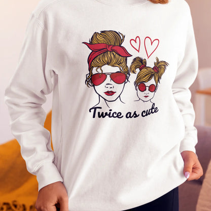 Cozy white crewneck featuring cute hearts and mom-daughter smiles – Άνετο λευκό crewneck με χαριτωμένες καρδιές και χαμόγελα μαμάς-κόρης