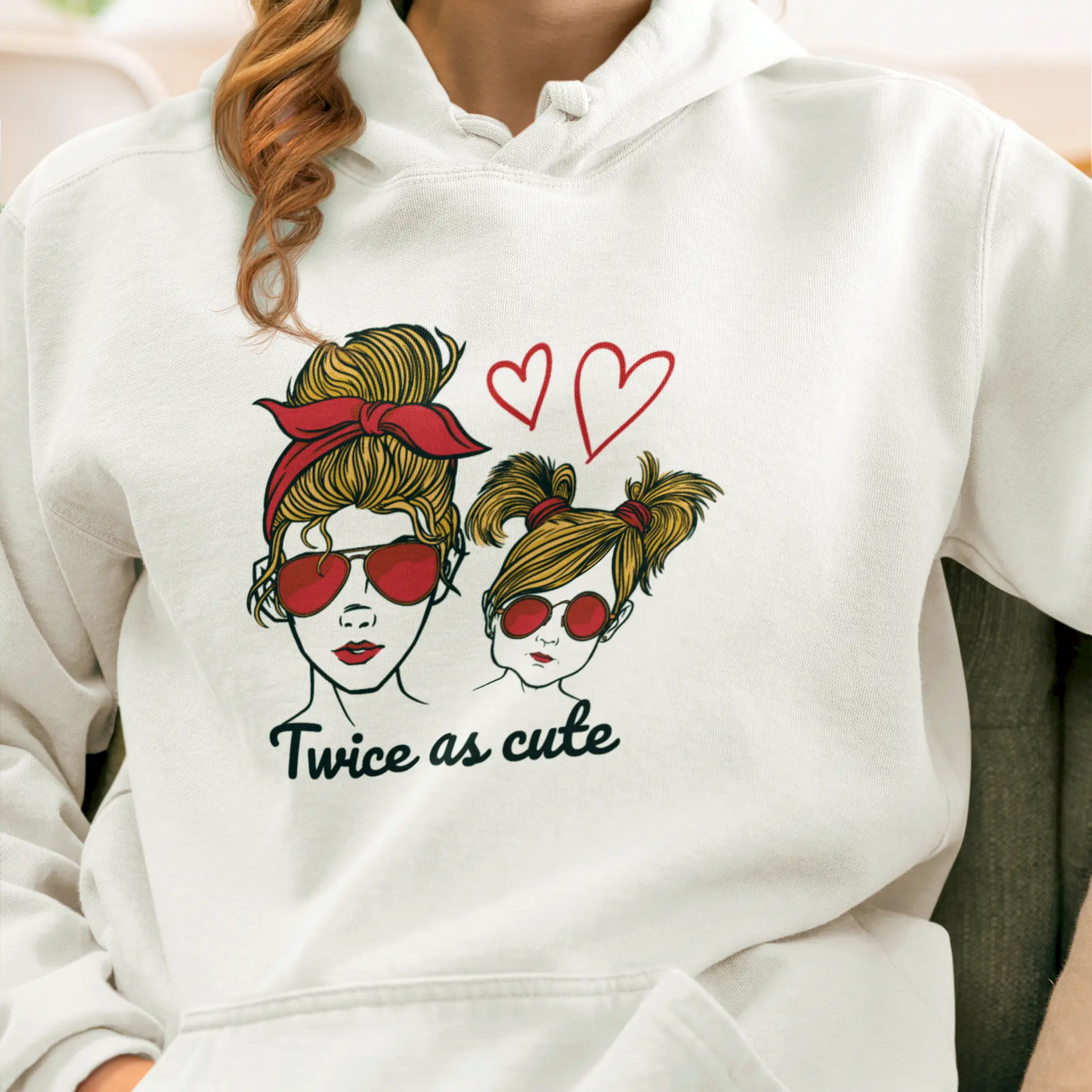 Cozy white hoodie, mommy-daughter smiles with heart balloons and "Twice as cute" text – Άνετο λευκό hoodie με χαμόγελα μαμάς-κόρης και μπαλόνια καρδιές