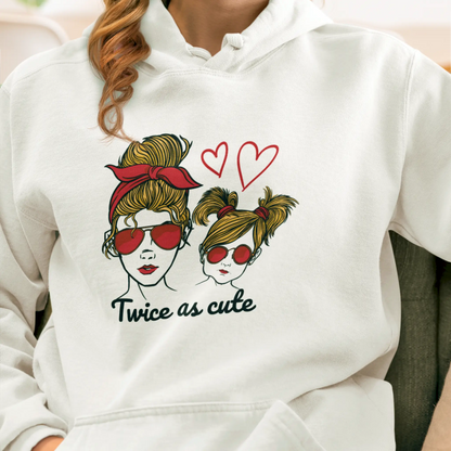 Cozy white hoodie, mommy-daughter smiles with heart balloons and "Twice as cute" text – Άνετο λευκό hoodie με χαμόγελα μαμάς-κόρης και μπαλόνια καρδιές