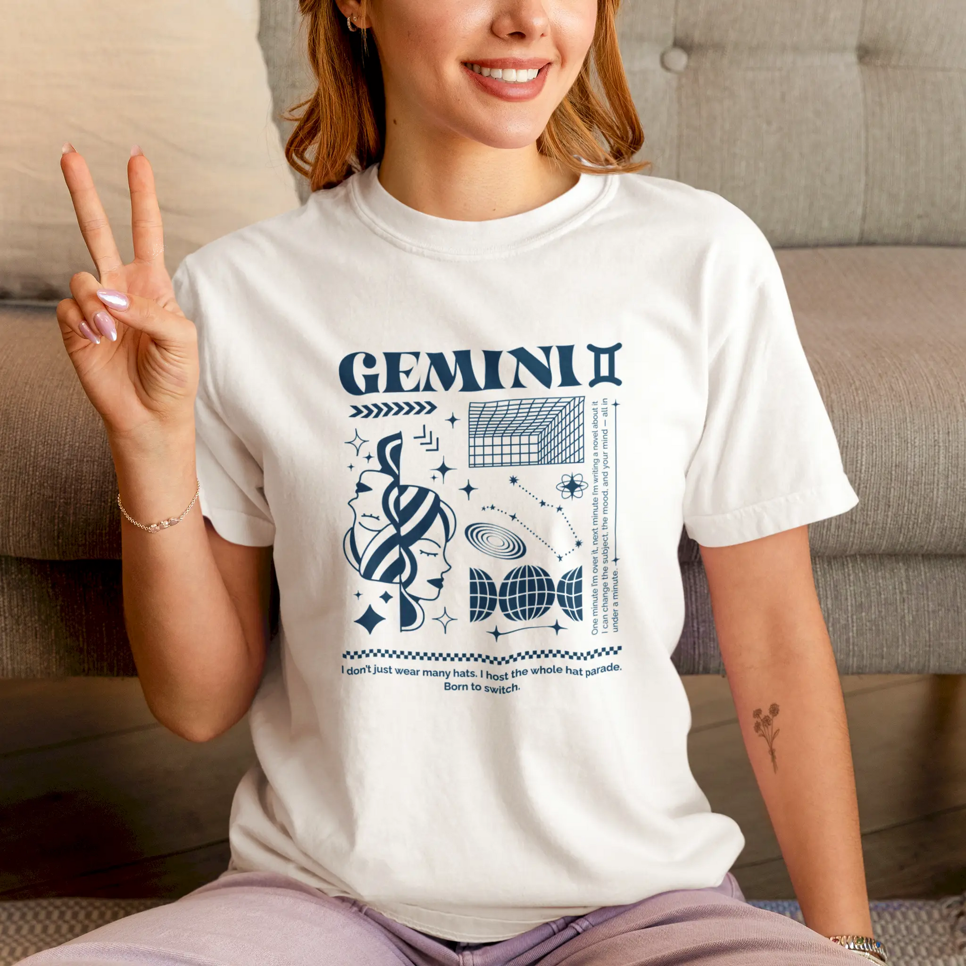 Crisp white Gemini tee featuring twin symbol and mercury ruling planet design - Φωτεινό λευκό μπλουζάκι διδύμων με σύμβολο δίδυμων και σχέδιο πλανήτη ερμή