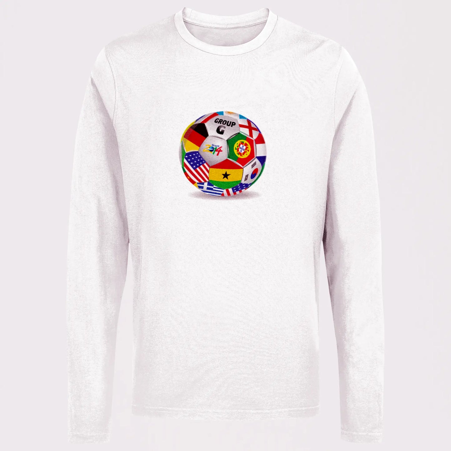 Crisp white long sleeve showcases unity through football flags. | Καθαρό λευκό μακρυμάνικο που αναδεικνύει την ενότητα μέσω των ποδοσφαιρικών σημαιών.