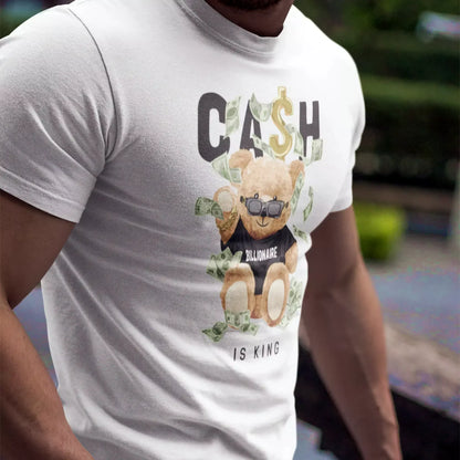 Crisp white tee showcasing a luxury teddy bear surrounded by money and a powerful aura – Καθαρό λευκό μπλουζάκι που παρουσιάζει έναν πολυτελή αρκούδο περικυκλωμένο από χρήματα και δυναμισμό