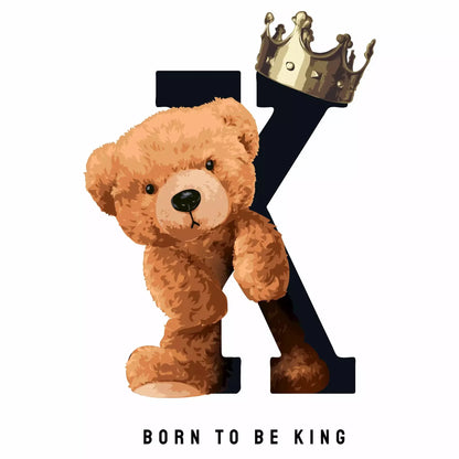 Crowned teddy bear leaning on the letter K in street style illustration – Χαριτωμένο αρκουδάκι με κορώνα που ακουμπά το γράμμα K σε στυλ streetwear