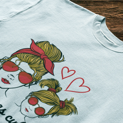 Cute mother-daughter illustration with hearts on white t-shirt, mommy & me vibe – Γλυκιά εικονογράφηση μαμάς-κόρης με καρδιές σε λευκό μπλουζάκι, mommy & me αίσθηση