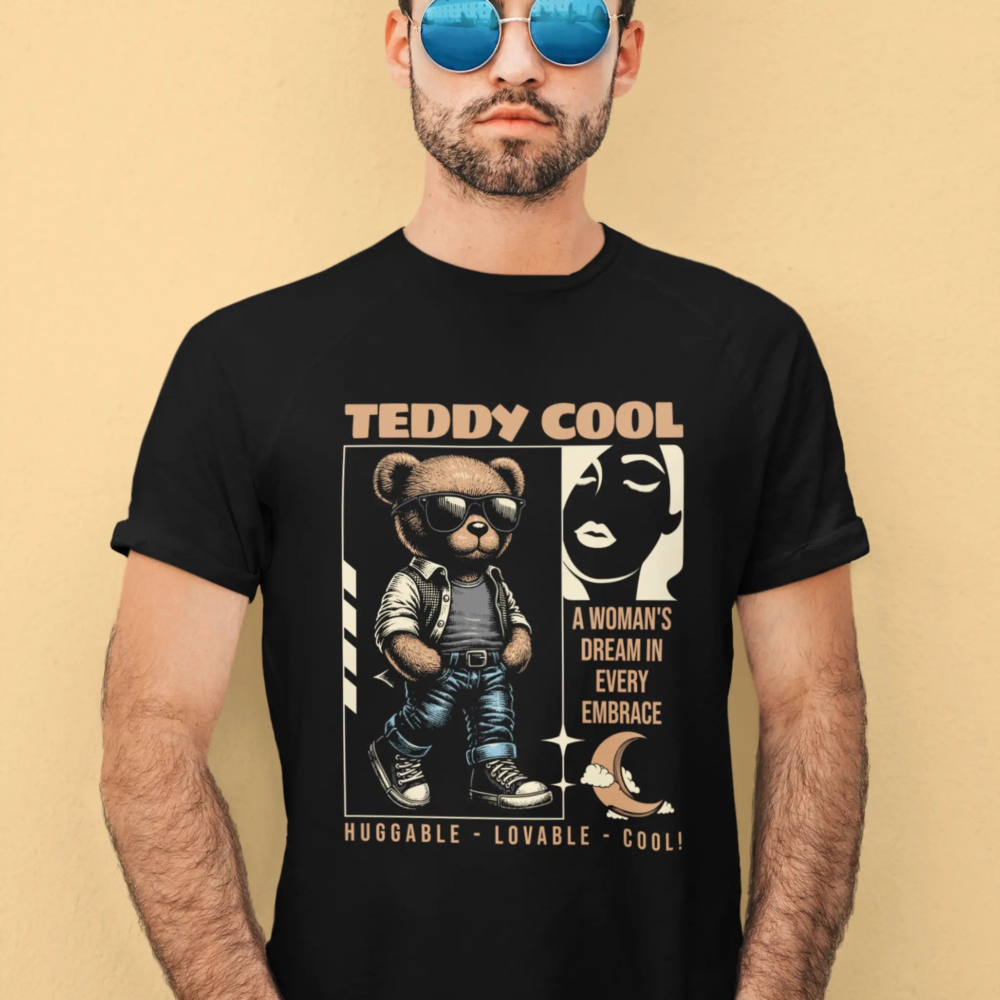 Dark casual tee with a bold graphic illustration of a modern street culture teddy bear. — Σκουρόχρωμο καθημερινό t-shirt με μια έντονη γραφική εικονογράφηση ενός μοντέρνου αρκούδου της street κουλτούρας