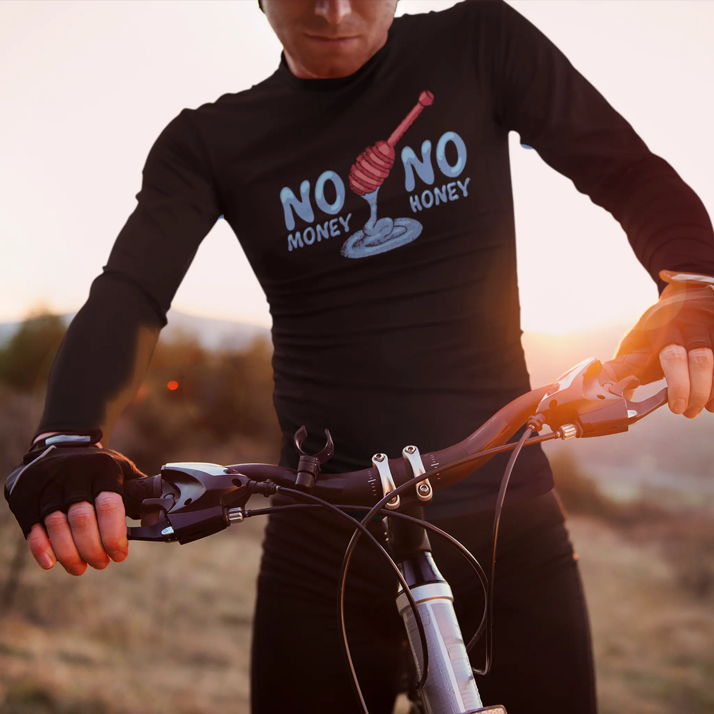 Dark long sleeve graphic shirt featuring the stylish typographic streetwear design. — Σκουρόχρωμη μακρυμάνικη μπλούζα με το στυλάτο τυπογραφικό streetwear σχέδιο