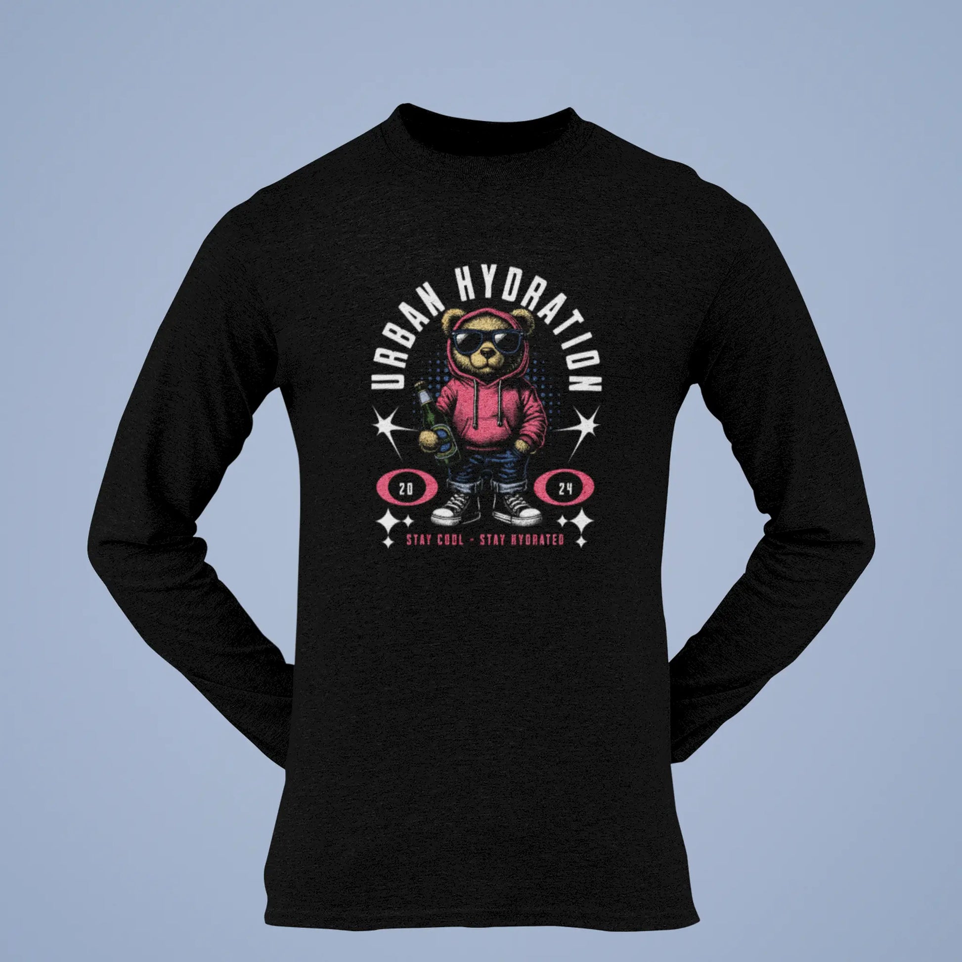 Dark long sleeve graphic tee featuring a stylish lifestyle teddy bear character. — Σκουρόχρωμο μακρυμάνικο graphic tee με έναν στυλάτο χαρακτήρα αρκούδας