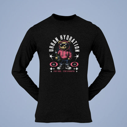 Dark long sleeve graphic tee featuring a stylish lifestyle teddy bear character. — Σκουρόχρωμο μακρυμάνικο graphic tee με έναν στυλάτο χαρακτήρα αρκούδας