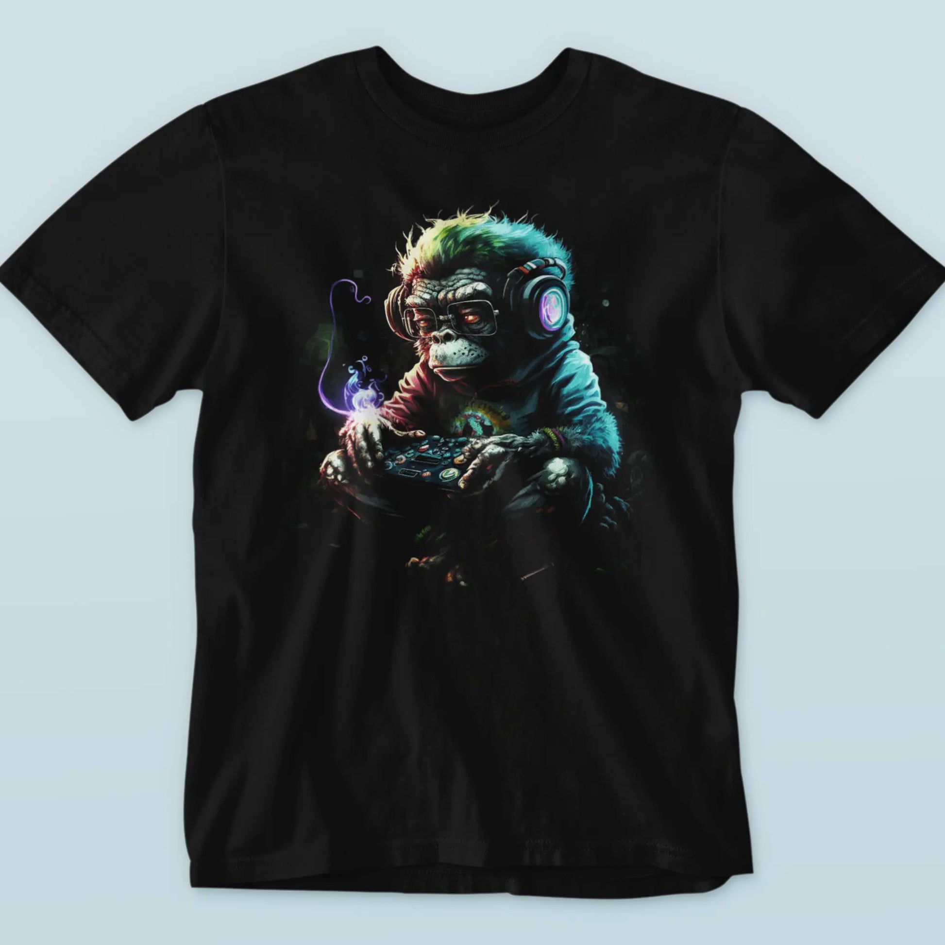 Dark short sleeve streetwear tee featuring a funny pop art monkey design. — Σκουρόχρωμη κοντομάνικη streetwear μπλούζα που παρουσιάζει ένα χιουμοριστικό pop art σχέδιο μαϊμούς