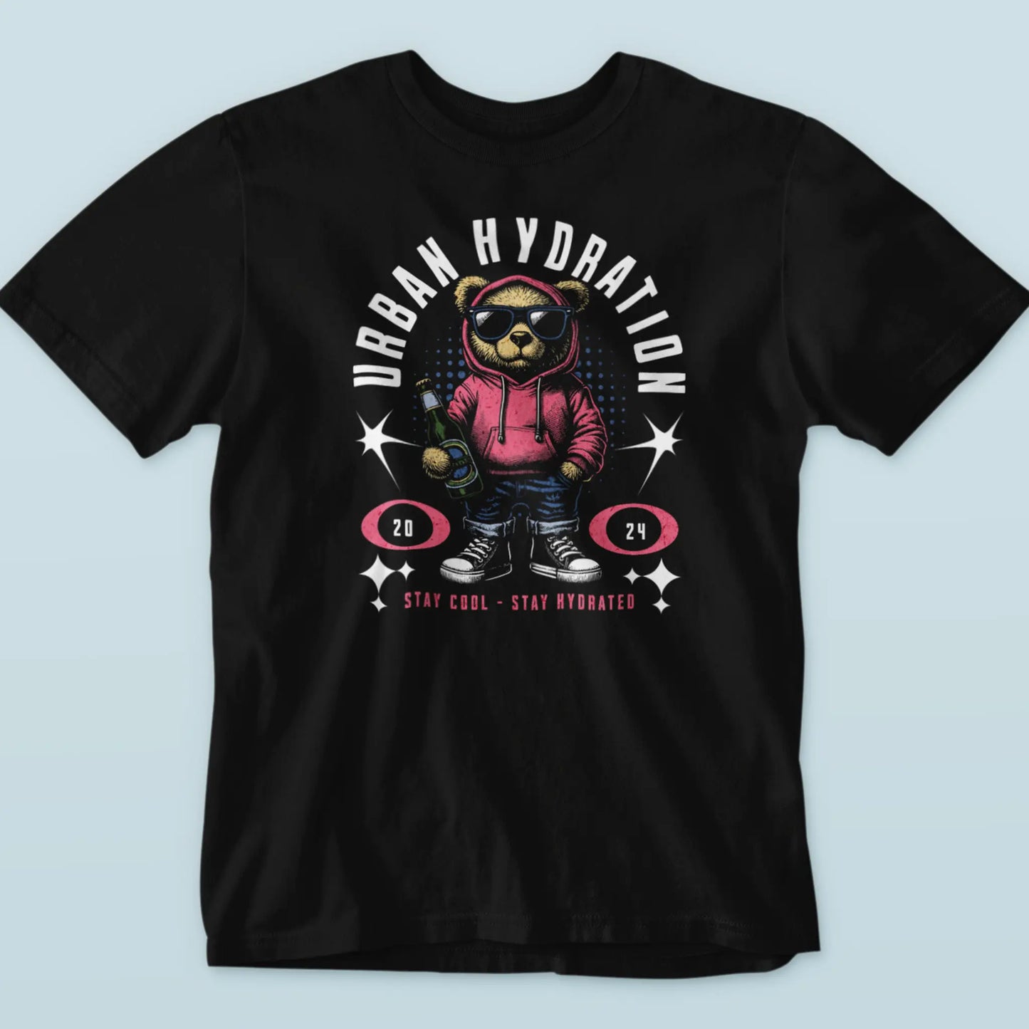 Dark short sleeve streetwear tee featuring a stylish teddy bear graphic. — Σκουρόχρωμη κοντομάνικη streetwear μπλούζα που παρουσιάζει ένα στυλάτο γραφικό με αρκουδάκι