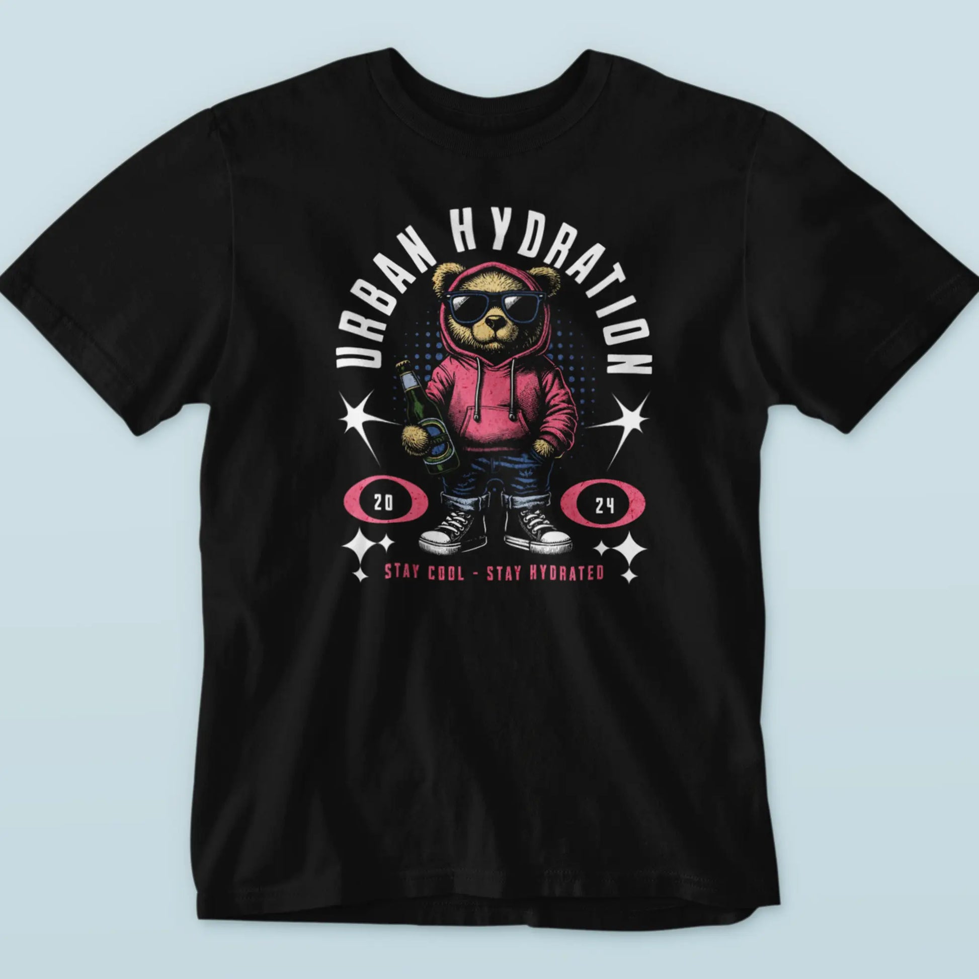 Dark short sleeve streetwear tee featuring a stylish teddy bear graphic. — Σκουρόχρωμη κοντομάνικη streetwear μπλούζα που παρουσιάζει ένα στυλάτο γραφικό με αρκουδάκι