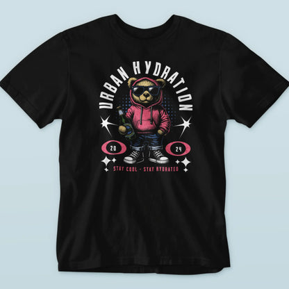 Dark short sleeve streetwear tee featuring a stylish teddy bear graphic. — Σκουρόχρωμη κοντομάνικη streetwear μπλούζα που παρουσιάζει ένα στυλάτο γραφικό με αρκουδάκι