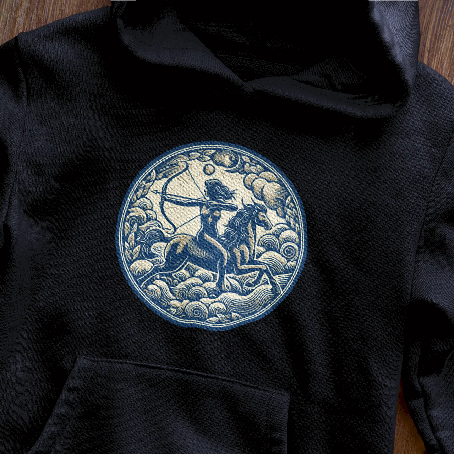 Detailed Sagittarius archer motif on a black hoodie, glowing with cosmic depth and astrological meaning.” – «Λεπτομερές μοτίβο Τοξότη με τοξοβόλο σε μαύρο hoodie, που ακτινοβολεί κοσμικό βάθος και αστρολογικό νόημα