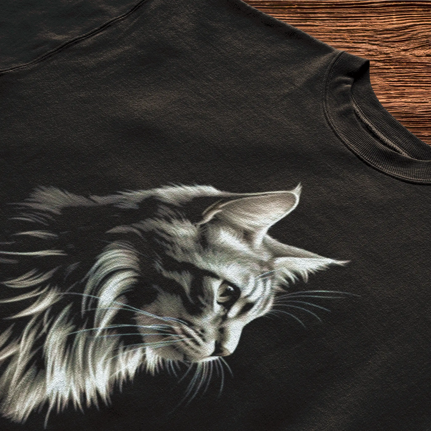 Detailed black shirt with regal cat illustration – Μαύρο μπλουζάκι με βασιλική γάτα σε σκίτσο ασπρόμαυρο