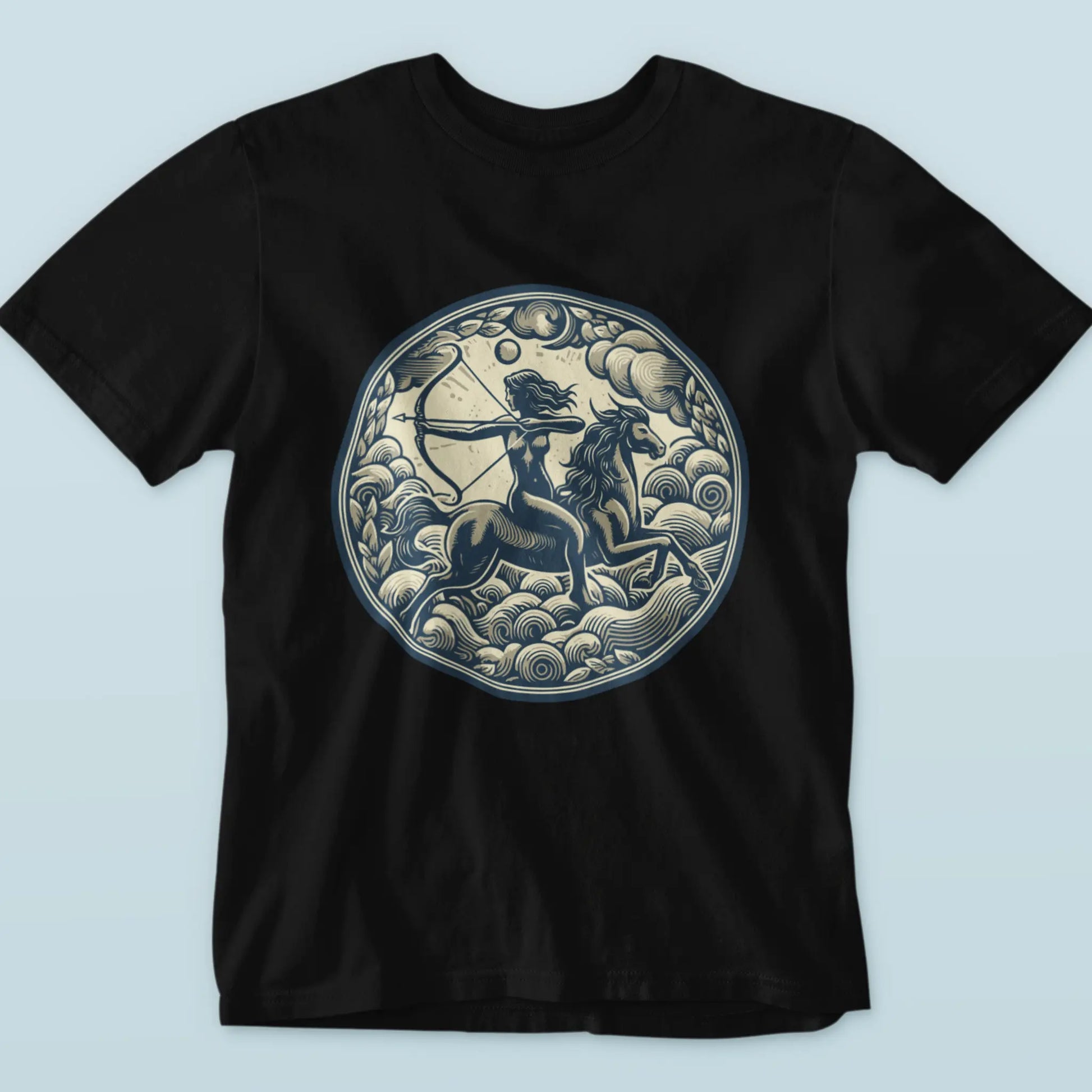 Detailed centaur archer motif on a black t-shirt, symbolizing exploration, energy, and untamed spirit.” – «Λεπτομερές μοτίβο κένταυρου τοξότη σε μαύρο t-shirt, που συμβολίζει εξερεύνηση, ενέργεια και αδάμαστο πνεύμα