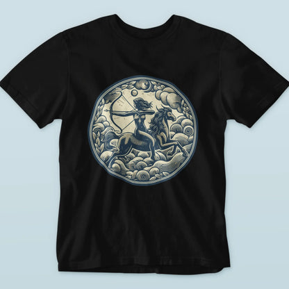 Detailed centaur archer motif on a black t-shirt, symbolizing exploration, energy, and untamed spirit.” – «Λεπτομερές μοτίβο κένταυρου τοξότη σε μαύρο t-shirt, που συμβολίζει εξερεύνηση, ενέργεια και αδάμαστο πνεύμα