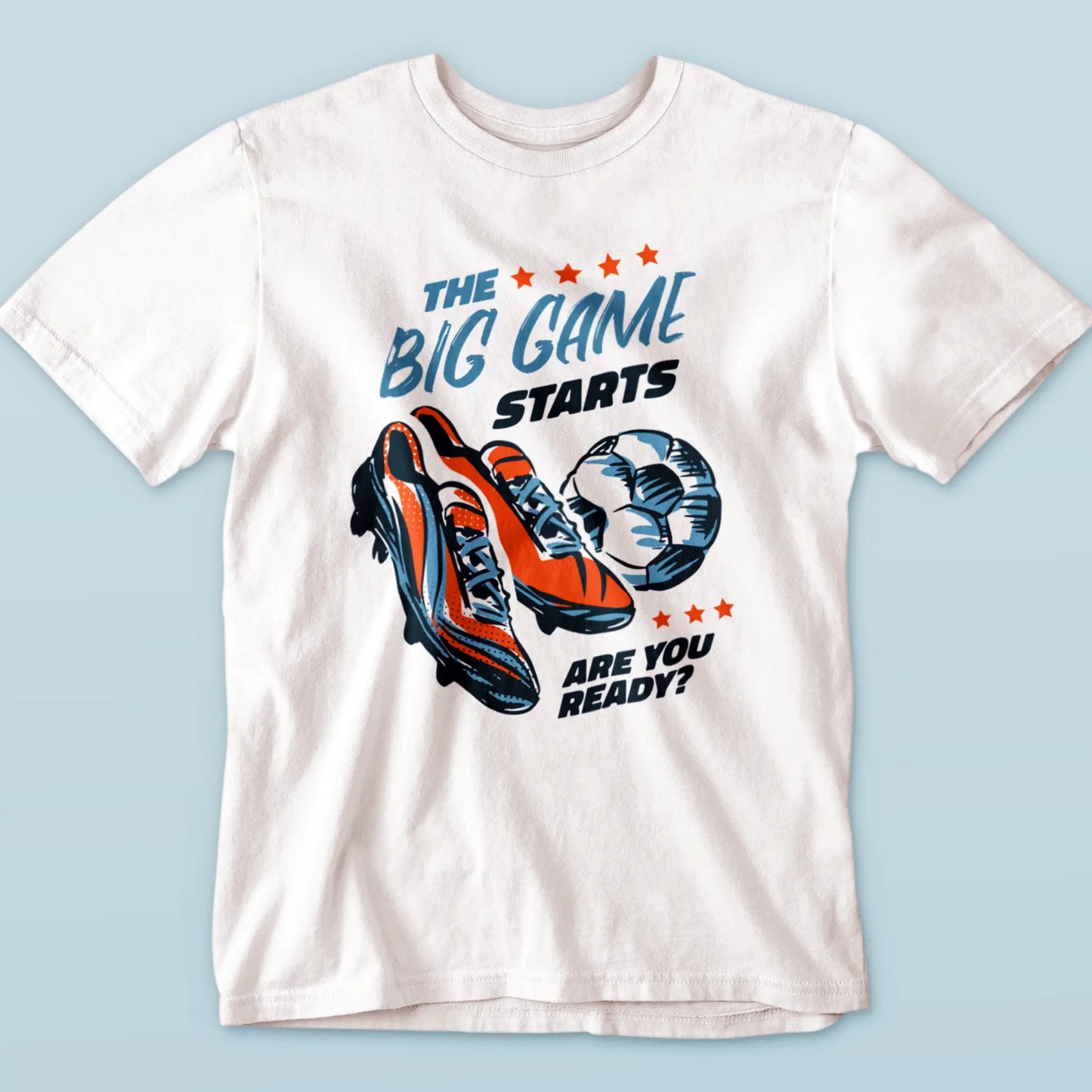 Dynamic and eye-catching, this white t-shirt features a sporty design with red soccer shoes and a classic ball that energizes your streetwear look. - Δυναμικό και εντυπωσιακό, αυτό το λευκό μπλουζάκι διαθέτει ένα σπορ σχέδιο που απογειώνει το streetwear look σου.