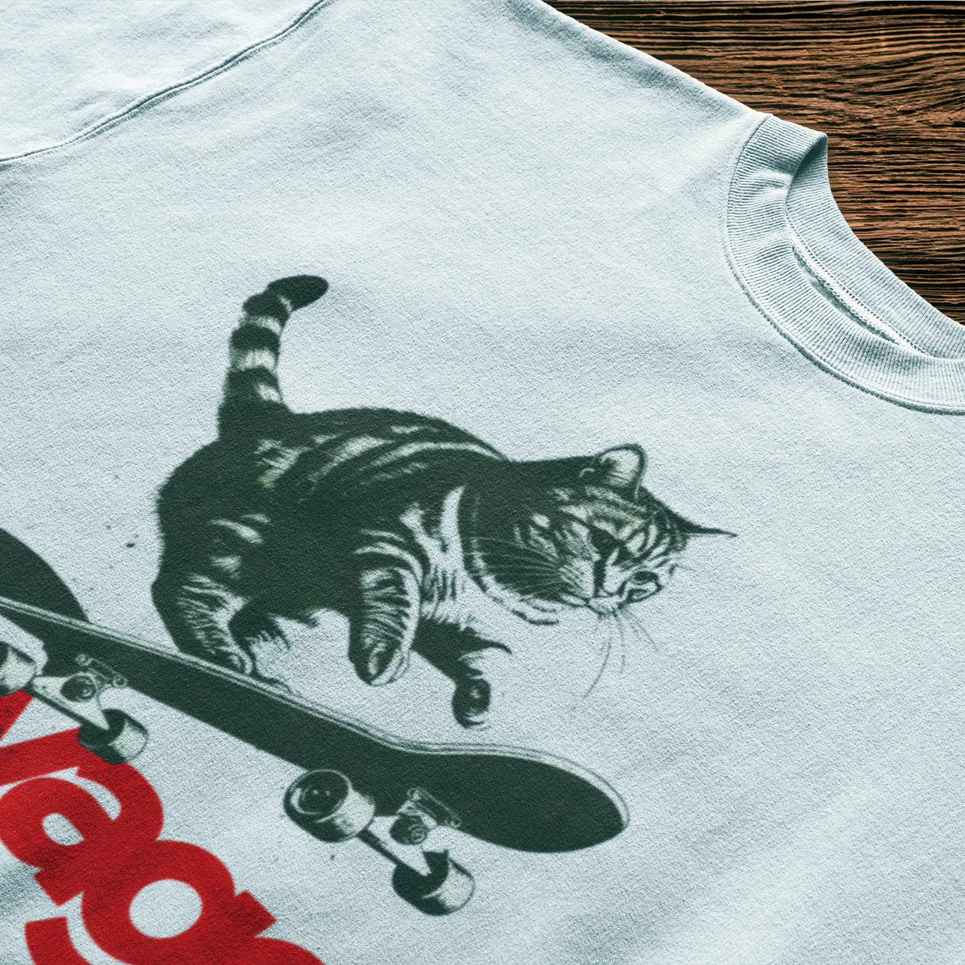 Dynamic skater cat art print – λευκό t-shirt με urban εικονογράφηση, τέλεια μίξη street κουλτούρας και χιουμοριστικού design