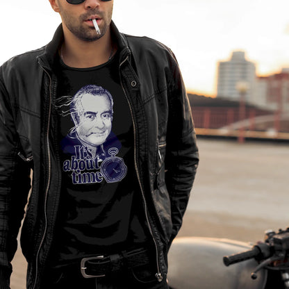 Edgy dark streetwear t-shirt with a vintage noir style print that radiates confidence. — Μοντέρνο σκουρόχρωμο streetwear t-shirt με vintage noir τύπωμα που εκπέμπει αυτοπεποίθηση